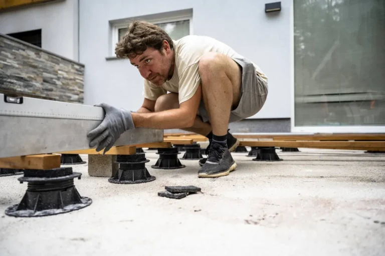 Jak układać płyty tarasowe na podkładkach? Krok po kroku