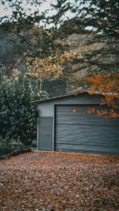 Garaż blaszany – funkcjonalne rozwiązanie dla każdej posesji